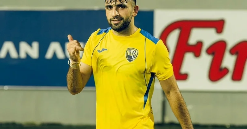 Kəpəz futbolçusu ilə vidalaşır