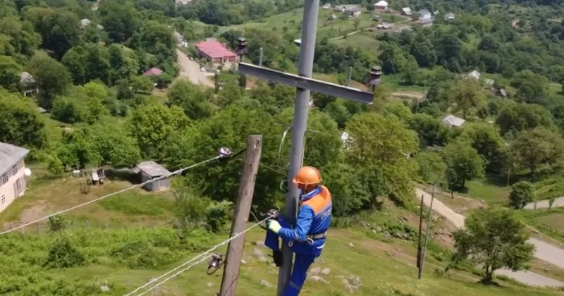 Азеришыг в условиях сложного рельефа обновляет электросеть в горах Лерика видео