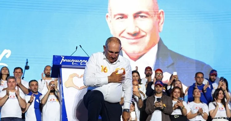 Paşinyan hakimiyyəti ələ keçirməkdə ittiham olunur