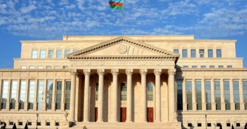 Ali Məhkəmə beynəlxalq yük daşınması münasibətlərində yük göndərənin və daşıyıcının müəyyən olunmasına dair hüquqi mövqe ifadə edib