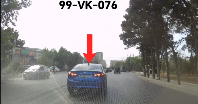 Dönmə işığını yandırmayan xanım sürücü hərəkətə mane oldu VİDEO