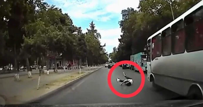 Yaxınlaşan maşını son anda görən piyada özünü itirdi; avtobusun önünə yıxıldı VİDEO