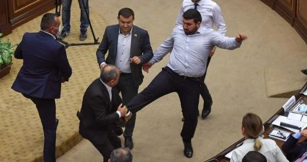 В Армении неизвестные ворвались в парламент и напали на депутатов