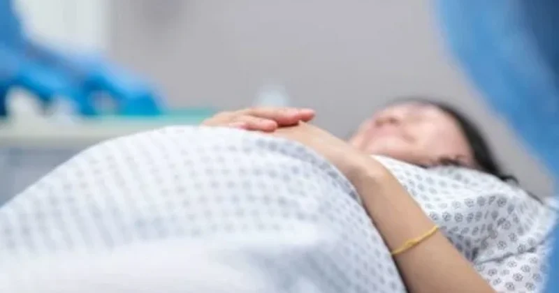 Qadının doğuş zamanı ölümünün səbəbi açıqlandı