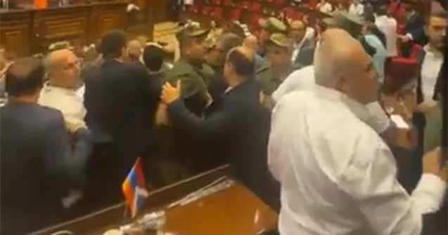 Ermənistan parlamentində deputatlar əlbəyaxa oldular Video