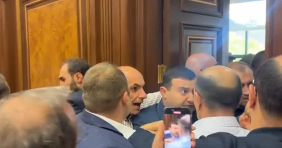Erməni deputatlar yenə dava etdilər VİDEO