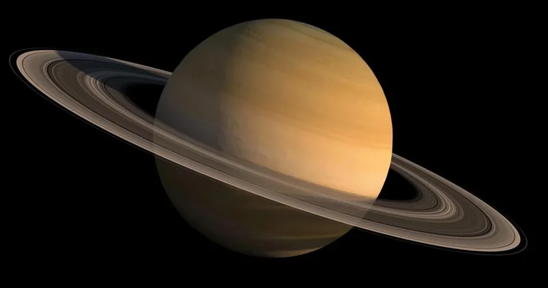 Astronomlar Saturna düşə biləcək sirli obyekt qeydə aldı