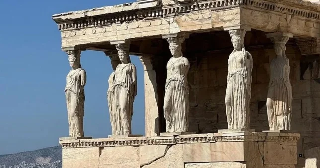 Akropol istilər səbəbi ilə ziyarətçilər üçün bağlanıb