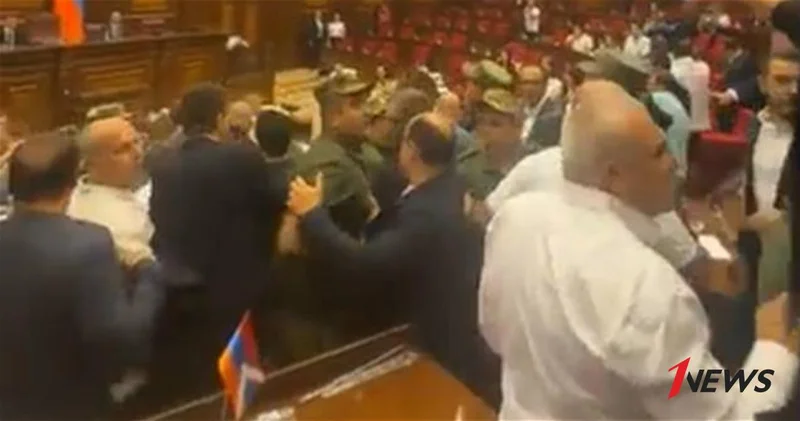 Потасовка в парламенте Армении: перепалка переросла в драку ВИДЕО