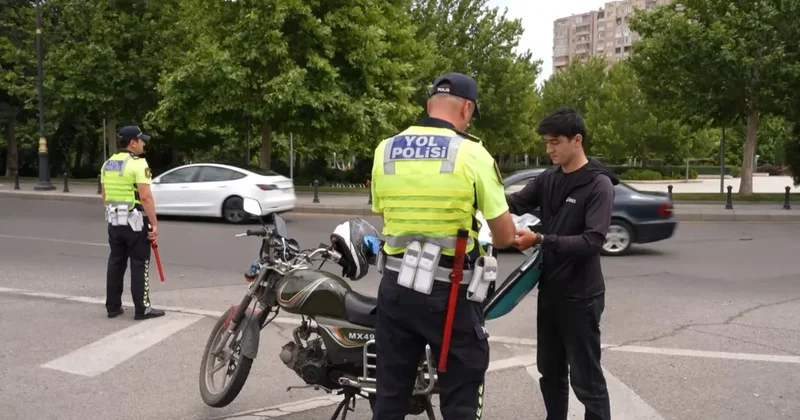 Yol polisi motosiklet sürücüləri saxladı və...