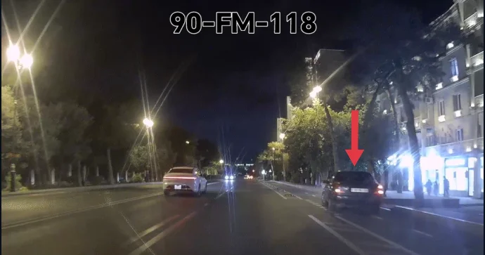 Özünə yer tapa bilməyən sürücü velosiped zolağında park etdi VİDEO