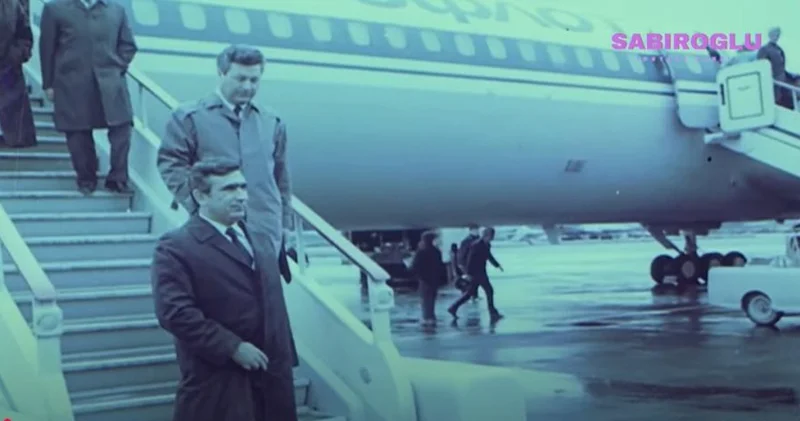 Ramiz Mehdiyev və Ayaz Mütəllibov Leninin məzarı başında