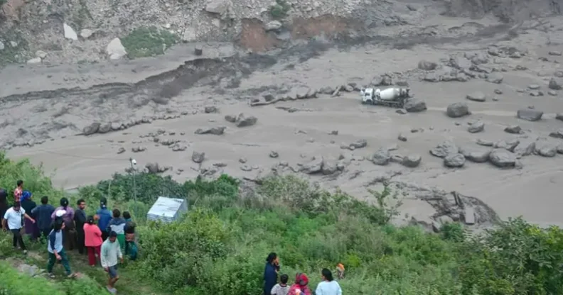Çin Nepal Dostluq Körpüsü uçub, 18 nəfər itkin düşüb