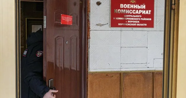 Putin hərbi komissarlığa yaşayış yerini dəyişdiyi haqqında məlumat verməməyə görə cəriməni 20 min rubla qədər artırmaq haqqında qanunu imzalayıb