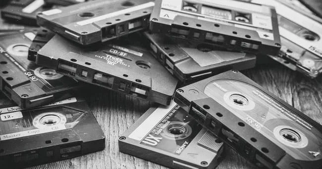 Barmaqla çevrilən kasetlər, batıb çıxan düymələr... Maqnitofonda musiqi dinləyənlər səs eləsin Video