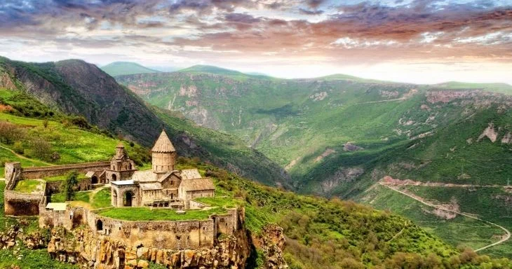 Kəlbəcərdə hərbçilərin olduğu maşın aşıb