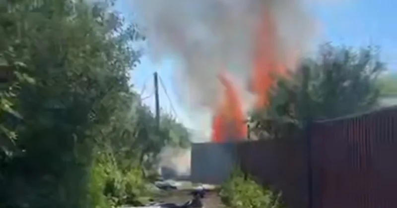 Rusiyada təyyarə evə çırpıldı