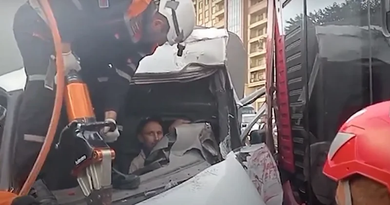 Bakıda ağır qəza Sürücünün xilasedilmə GÖRÜNTÜLƏRİ