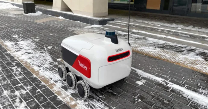 Moskvada robot kuryer qəza törədərək hadisə yerindən qaçdı VİDEO