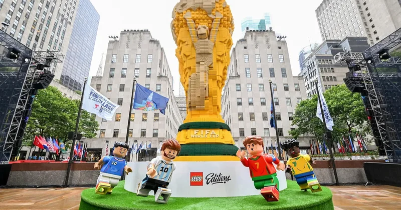 Lego futbol üzrə Dünya Çenpionatının kubokunun səkkiz metrlik nüsxəsini təqdim edib