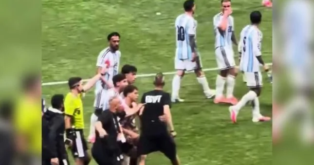 Meydana girib Messi ilə dava etmək istədi Video