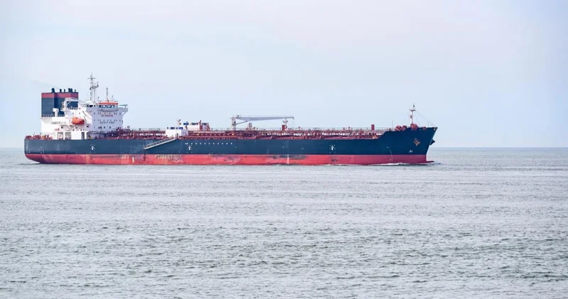 Hörmüzdə növbəti böhran: Neft tankerləri keçir, LNG daşımaları dayanır