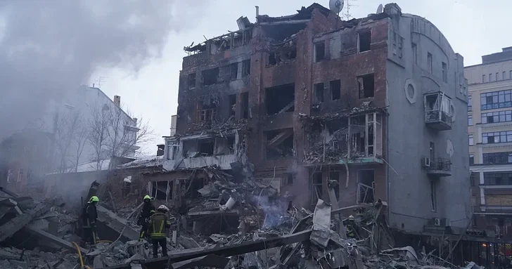 В Харькове в результате удара по жилому дому погибли два человека, десятки ранены