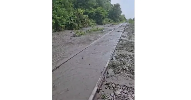 Сели нарушили железнодорожное сообщение на западе Азербайджана