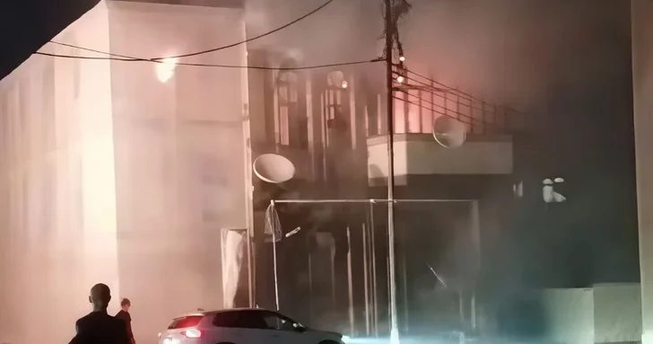 В Баку горит жилой дом рядом с мечетью Тезепир