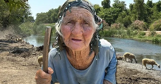 90 yaşlı qadın: “Az yeyib çox gəzirəm”