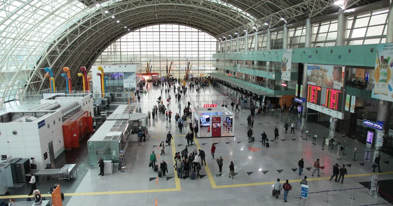 İzmir aeroportu qarışdı: 4 polis yaralandı