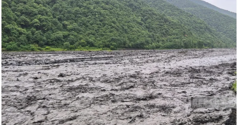 В Загатале из за паводка размыло берег реки Талачай