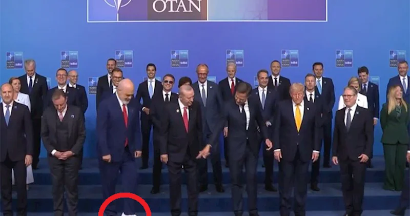 NATO iclasına idman ayaqqabıları ilə gəldi, zarafat mövzusu oldu Video