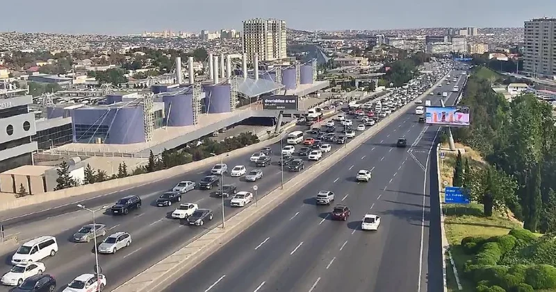 В Баку по трем направлениям затруднено движение транспорта