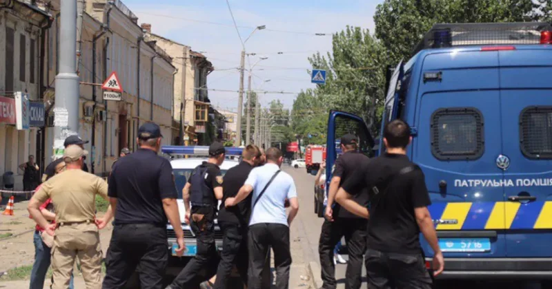 В Одессе неизвестный взял людей в заложники ВИДЕО