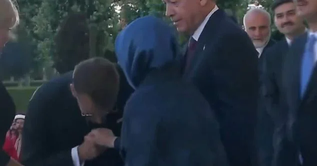 Fransa Prezidenti Makron Əminə Ərdoğanın əlini öpməyə cəhd edib