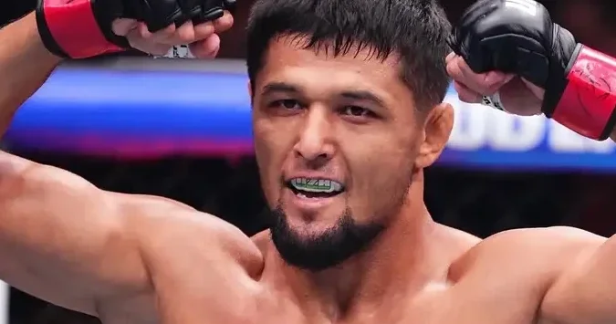 UFC döyüşçüsü Azərbaycanda keçirilən turnirdə qələbədən sonra aldığı hədiyyəsini nümayiş etdirib FOTO