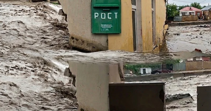 Güclü sel poçt binasını aparıb