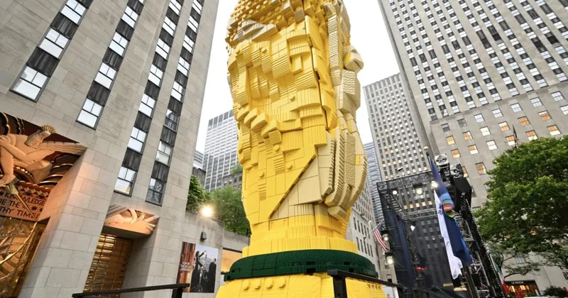 LEGO представила гигантский кубок ЧМ 2026 в Нью Йорке ФОТО