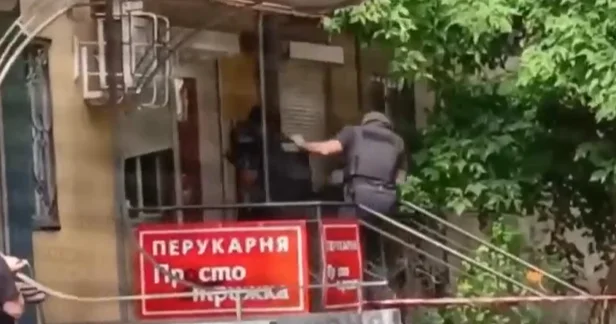 Bərbərxanada iki nəfər girov götürüldü: Cinayətkar saxlanıldı VİDEO