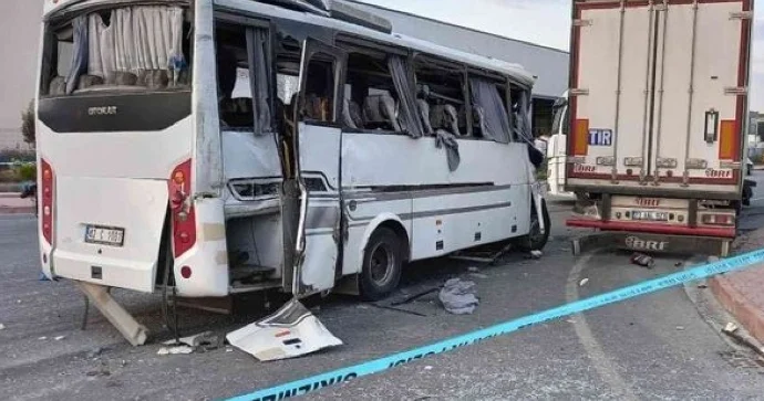Sərnişin avtobusu ilə yük maşını toqquşdu