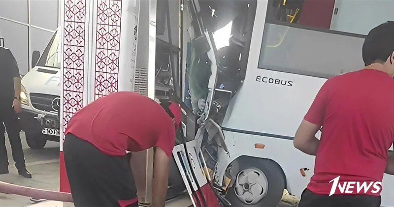 В Сумгайыте пассажирский автобус протаранил заправку ВИДЕО