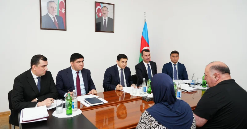 Ədliyyə naziri Ağsuda vətəndaşların müraciətlərini dinləyib