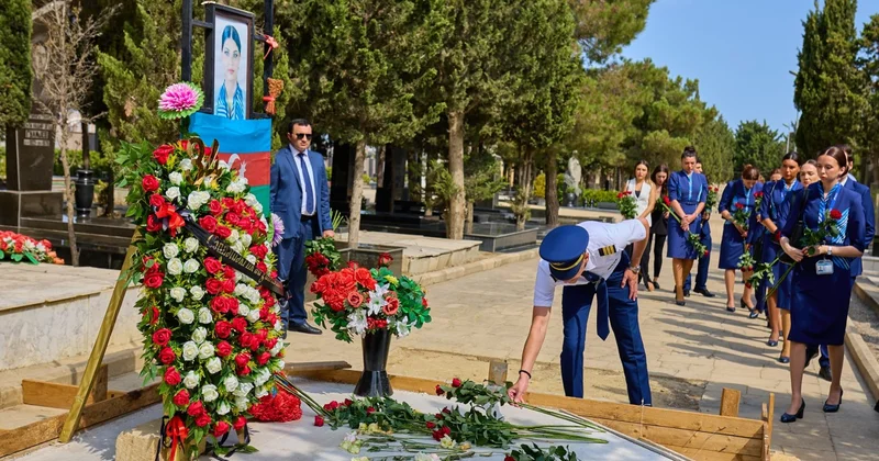 AZAL rəhbərliyi Hökumə Əliyevanın məzarını ziyarət edib