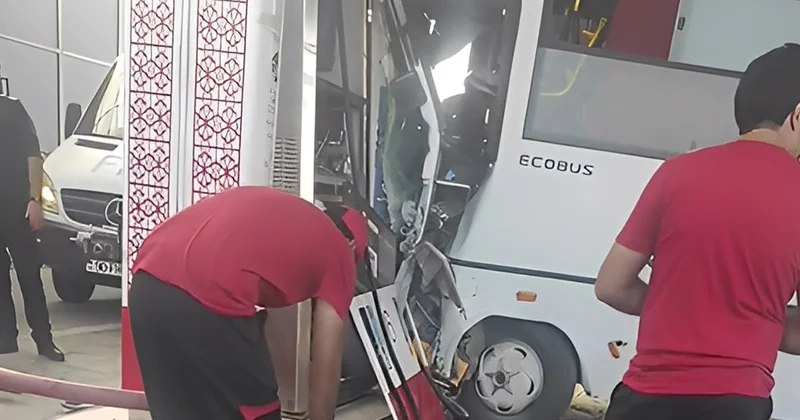 Avtobus yanacaqdoldurma məntəqəsinə çırpıldı Bir nəfər maşında sıxılmış vəziyyətdə QALDI