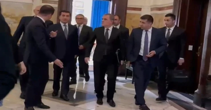 Azərbaycan Prezidentini müşayiət edən heyət görüşə hazırlaşır