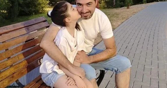 Ölümdən dönən aktyor qızları ilə istirahətdə FOTOlar