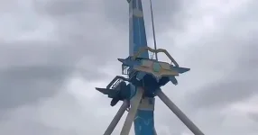 В Китае посетители застряли на сломанном аттракционе ВИДЕО