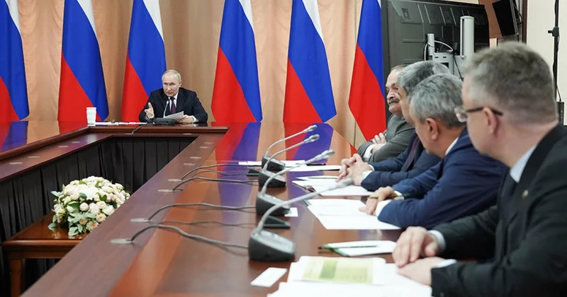 Putin regional siyasəti müzakirə edir