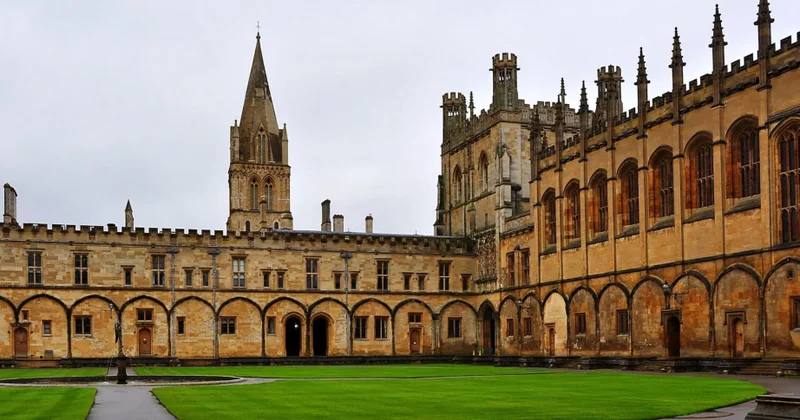 Britaniyada xarici tələbələrə vergi tətbiqi universitetlərə ildə 600 milyon funt sterlinqə başa gələ bilər
